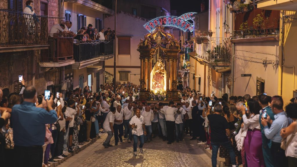 Kuntisa 2026 entra nel vivo: Mr. Rain e Angemi accendono la festa di Contessa Entellina in vista della Madonna della Favara