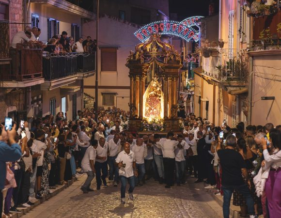 Kuntisa 2026 entra nel vivo: Mr. Rain e Angemi accendono la festa di Contessa Entellina in vista della Madonna della Favara